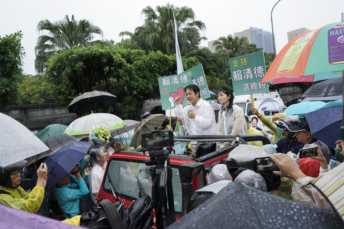 民進黨總統初選人賴清德6月9日從屏東北上掃街拜會，今天傍晚在大雨中抵達總統府前的凱達格蘭大道，他特別感謝大家一路以來的相挺與支持。 圖：張良一/攝