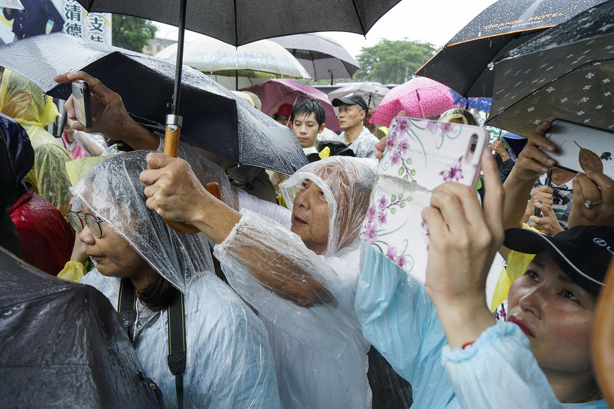 民進黨總統初選人賴清德6月9日從屏東北上掃街拜會，今天傍晚在大雨中抵達總統府前的凱達格蘭大道，他特別感謝大家一路以來的相挺與支持。 圖：張良一/攝
