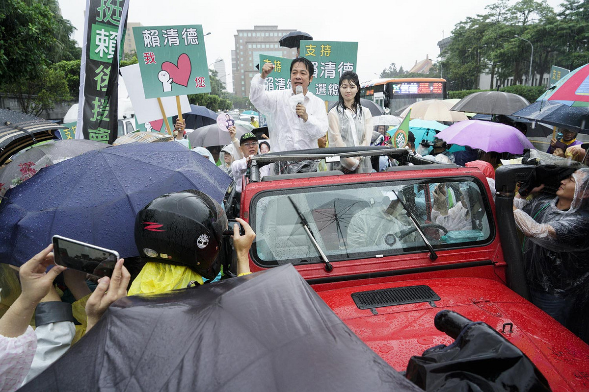 民進黨總統初選人賴清德6月9日從屏東北上掃街拜會，今天傍晚在大雨中抵達總統府前的凱達格蘭大道，他特別感謝大家一路以來的相挺與支持。 圖：張良一/攝