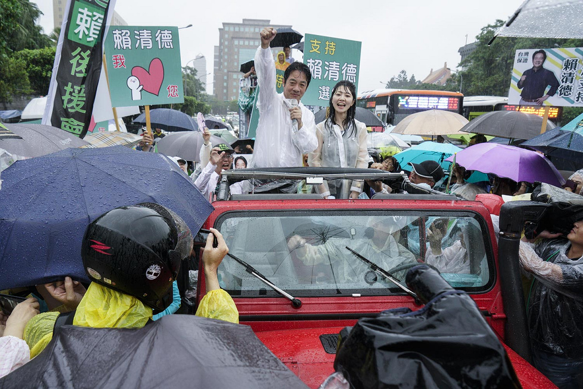民進黨總統初選人賴清德6月9日從屏東北上掃街拜會，今天傍晚在大雨中抵達總統府前的凱達格蘭大道，他特別感謝大家一路以來的相挺與支持。 圖：張良一/攝