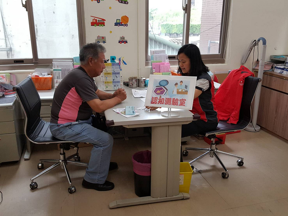 新北市衛生局表示，75歲以上長者到監理所通知單指定的時間及轄區衛生所，攜帶身分證、1吋照片4張，就可當場體格檢查、認知功能測驗，通過並當場換照。 圖：新北市衛生局/提供