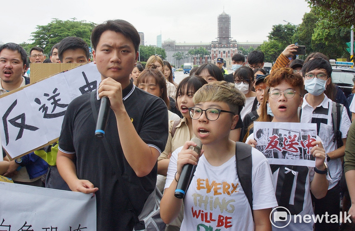 在台港生在凱達格蘭大道舉行記者會，譴責港府暴力，並籲請總統蔡英文同撐港台人權。 圖：張良一 / 攝