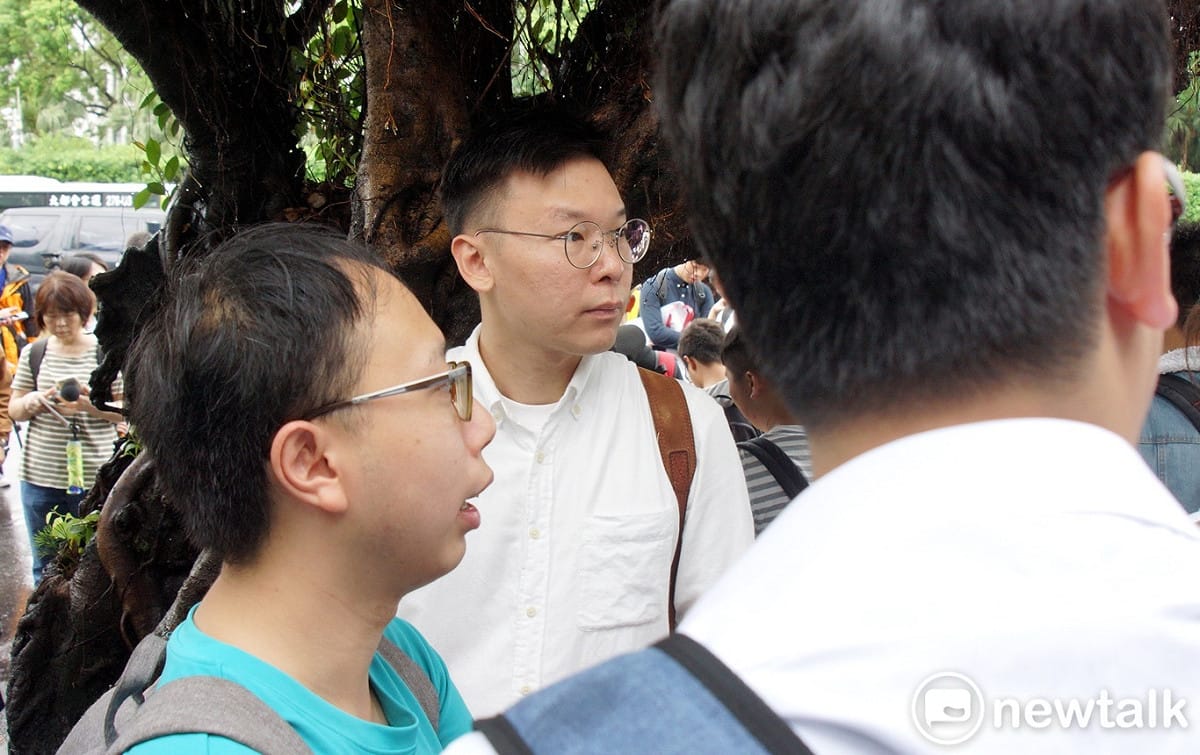 在台港生在凱達格蘭大道舉行記者會，譴責港府暴力，並籲請總統蔡英文同撐港台人權。 圖：張良一 / 攝