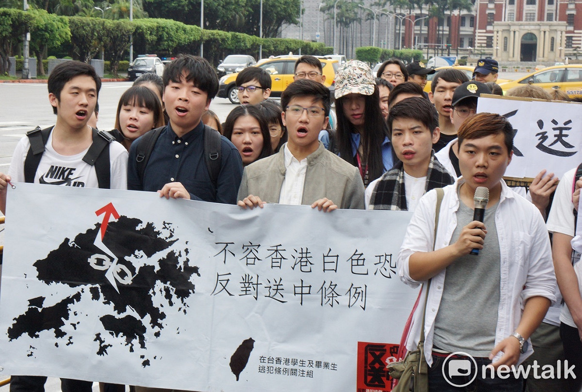 在台港生在凱達格蘭大道舉行記者會，譴責港府暴力，並籲請總統蔡英文同撐港台人權。 圖：張良一 / 攝