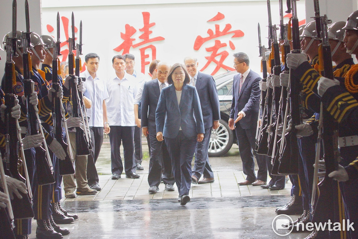 總統蔡英文在行政院長蘇貞昌的陪同下出席警察節慶祝大會。 圖：張良一/攝