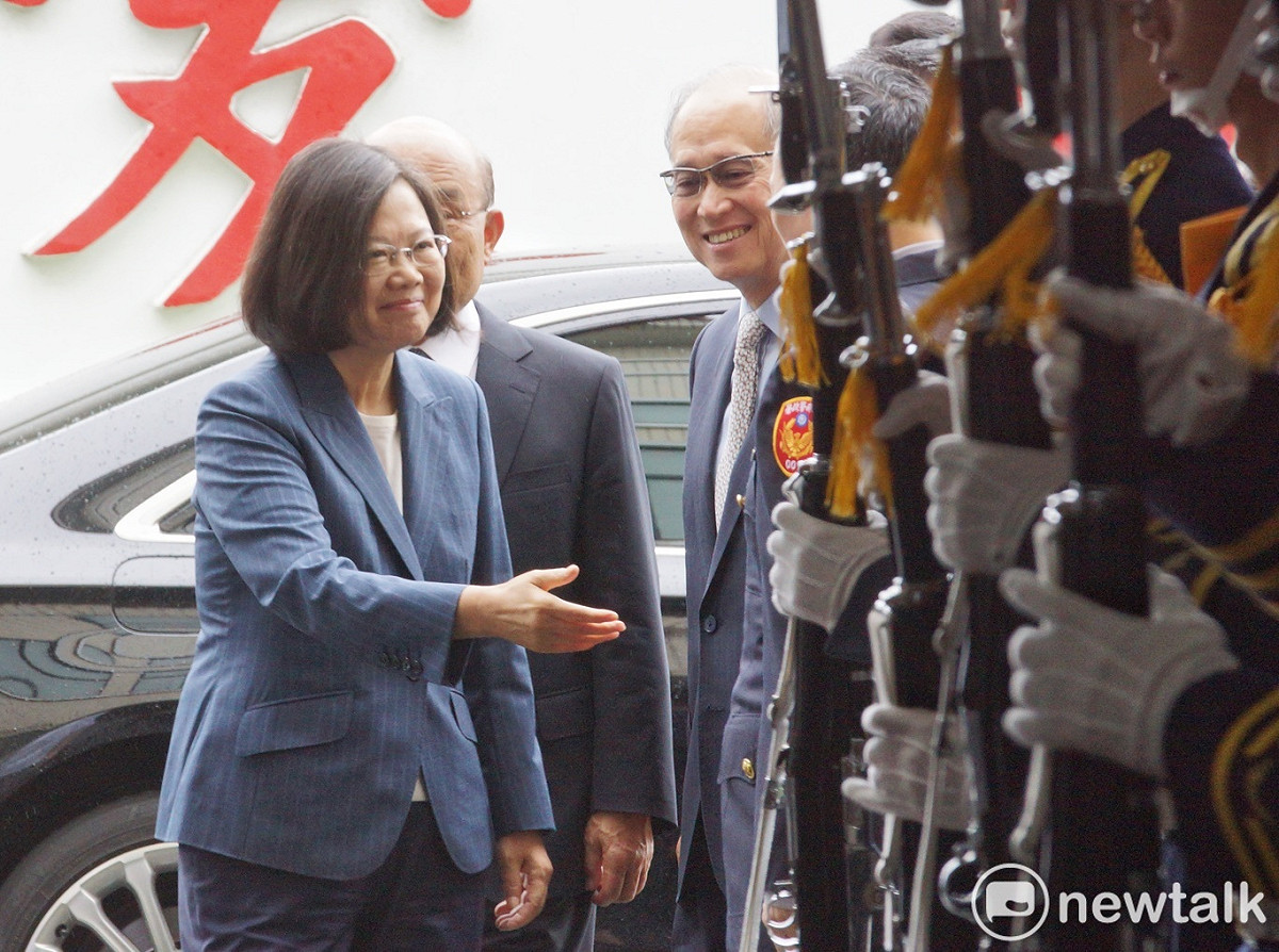 總統蔡英文在行政院長蘇貞昌的陪同下出席警察節慶祝大會。 圖：張良一/攝