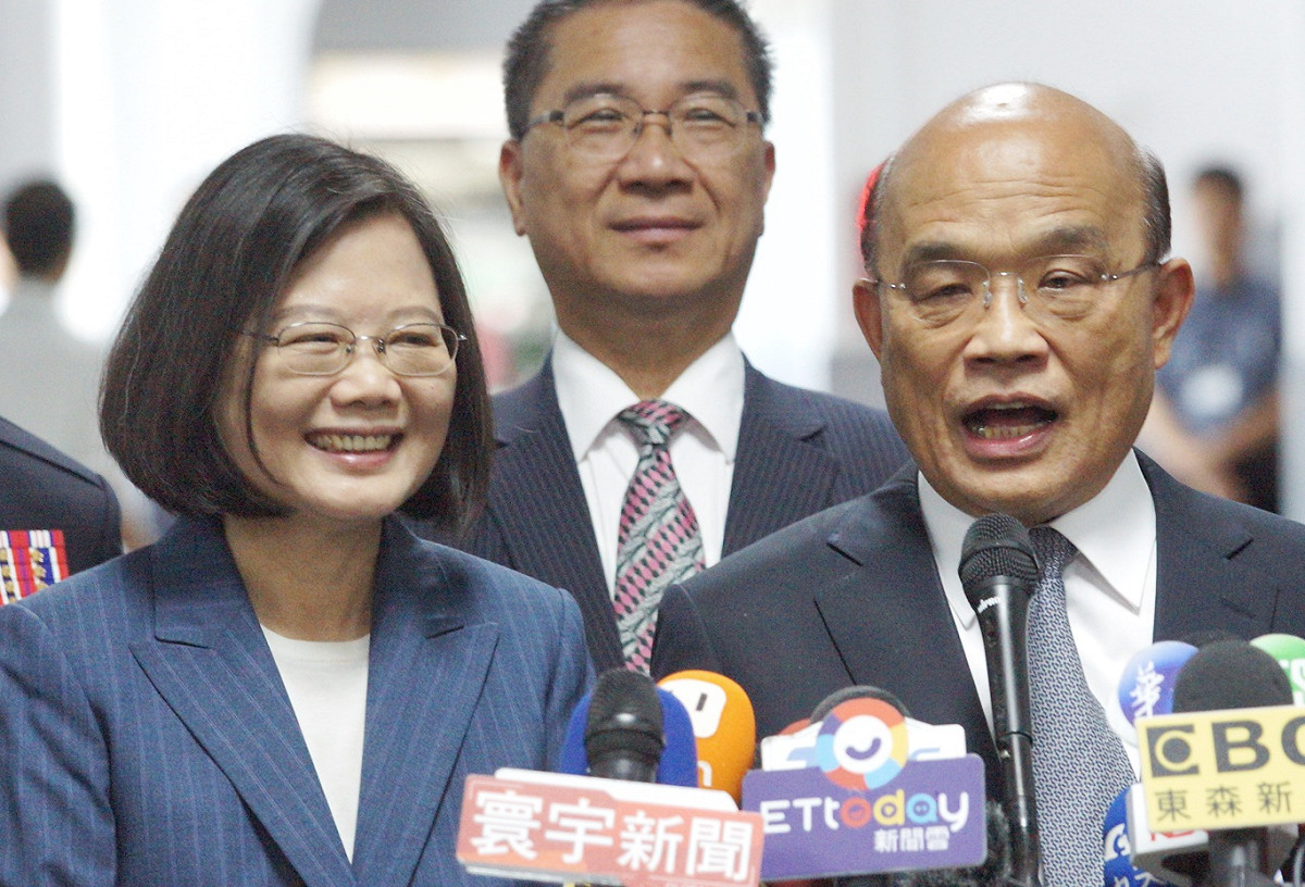 總統蔡英文在行政院長蘇貞昌的陪同下出席警察節慶祝大會。 圖：張良一/攝