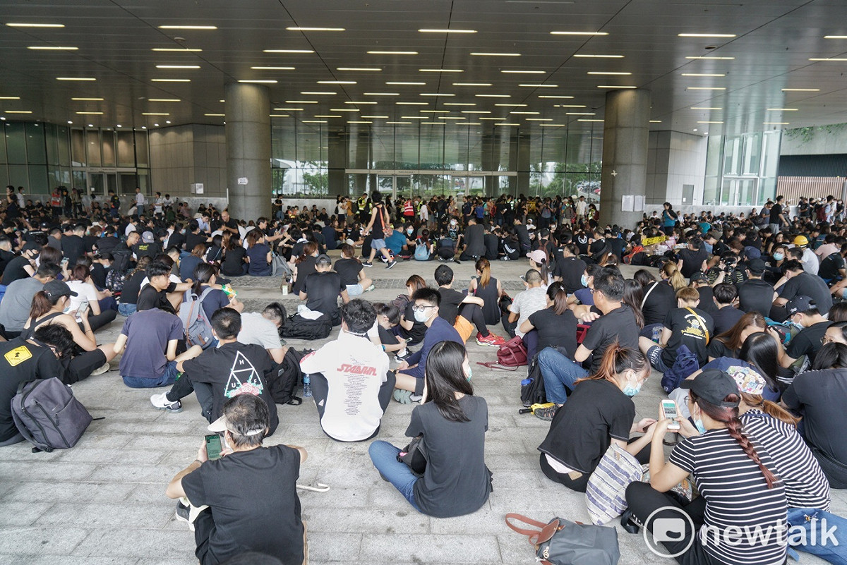 香港今(17)日上午下起大雨，在政府總部前的夏慤道抗爭的民眾轉移到立法會前的示威區，繼續靜坐。 圖：張良一／攝