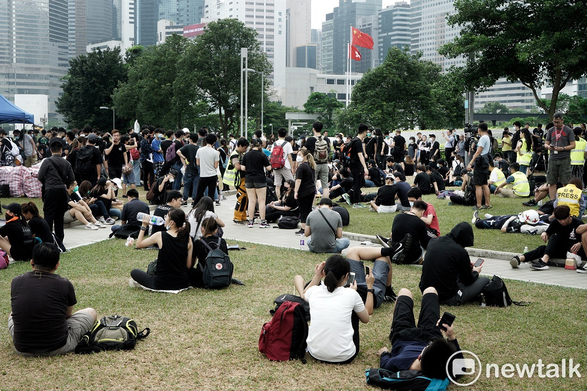 徹夜守候在立法會外的香港青年在添馬公園稍作休息、喝水。 圖：張良一/攝