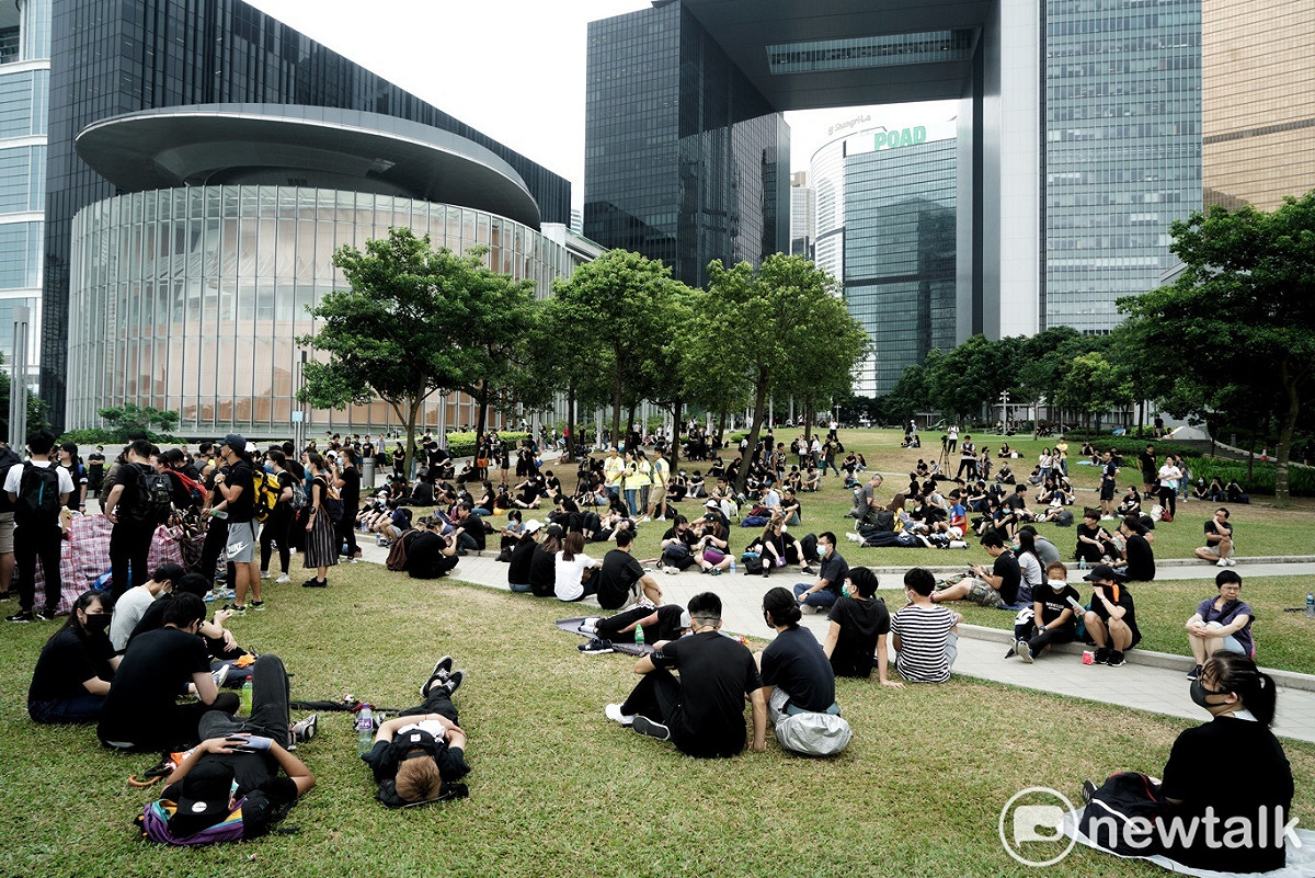 徹夜守候在立法會外的香港青年在附近的添馬公園坐下休息。 圖：張良一/攝