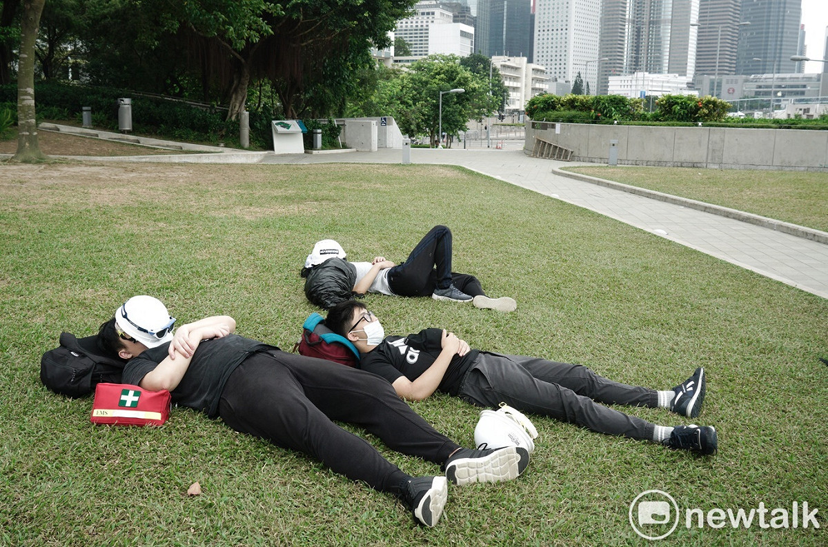 徹夜守候在立法會外的香港青年趁著空檔在添馬公園躺下休息，恢復體力。 圖：張良一/攝
