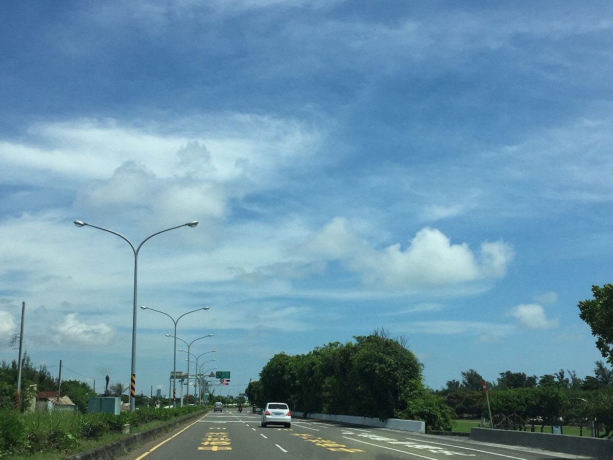 今天天氣大致穩定，各地為多雲到晴。 圖：閻芝霖/提供