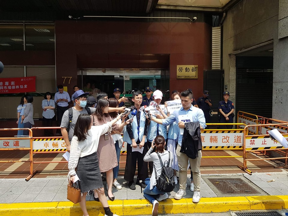 長榮勞資雙方今（17）日下午將舉行第2次協商會前會，將針對20日協商會議。 圖：取自桃園市空服員職業工會粉絲專頁