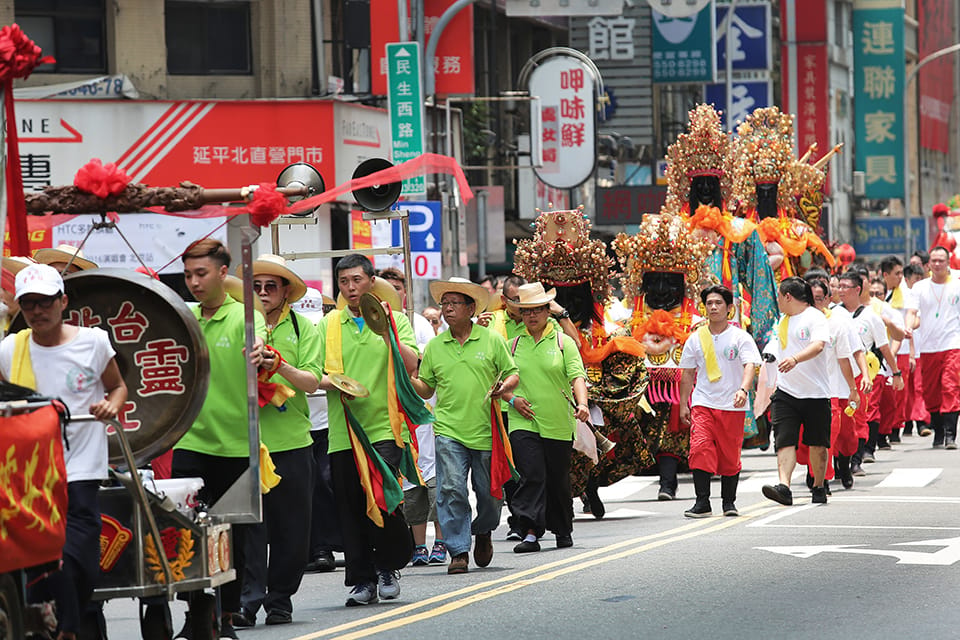 為增進宮廟族群之毒品偽裝辨識能力與拒毒技巧，由紅絲帶基金會拜訪宮廟陣頭，並親自參與全台大型廟會繞境活動宣導反毒。(陣頭示意圖) 圖：取自文化部文化資產局