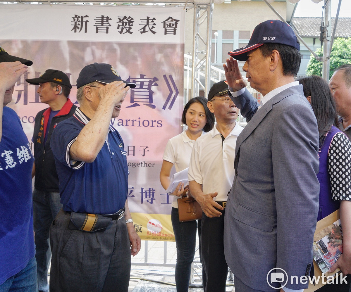 國民黨主席吳敦義、總統黨內初選參選人郭台銘參加八百壯士新書發表會。 圖：張良一/攝