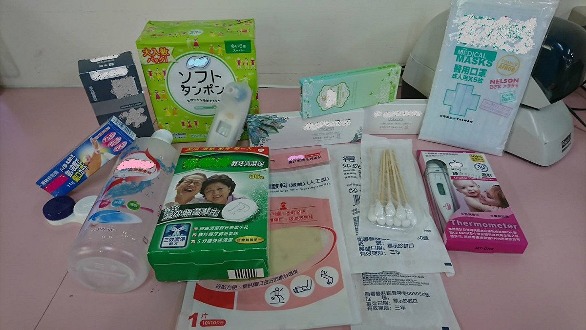 台中市食安處接獲民眾攜帶或托運醫療器材入境而違反藥事法的案件，包括上千副的彩色隱形眼鏡等，物品不僅遭海關扣留，還依違反藥事法遭移送法辦 圖：台中市政府衛生局/提供