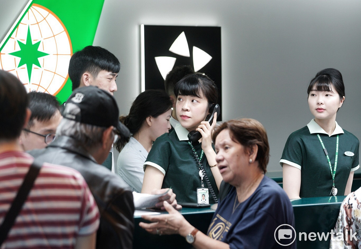長榮勞資協商破局，長榮空服員罷工進入到第5天，旅客擠滿桃機櫃檯詢問相關事宜。(資料照片) 圖：張良一/攝