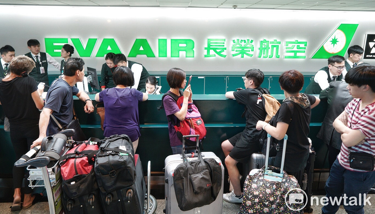 長榮機師罷工投票於今(22)日通過，可能會影響到春節航班。(圖為2019年長榮空服員罷工資料照) 圖：張良一／攝