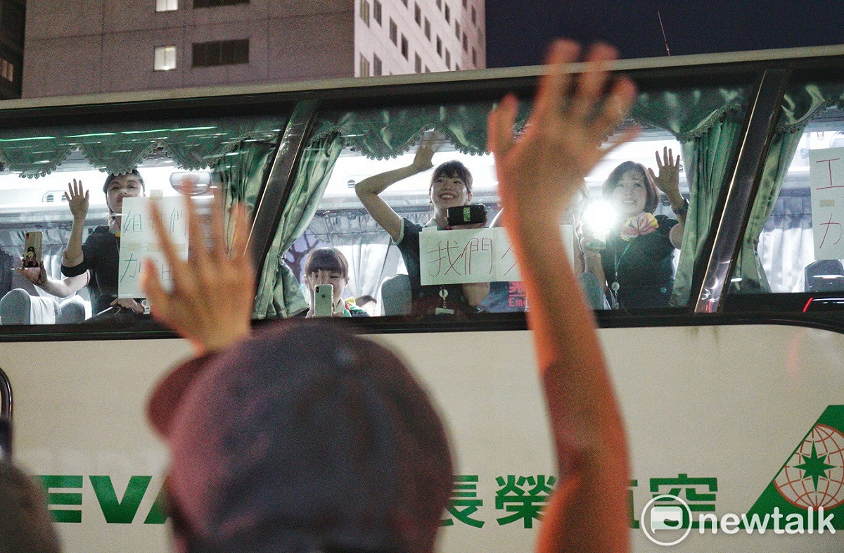 長榮航空仍有部分組員滯留外站，圖為值勤回來的空服員為罷工者加油打氣。 圖：張良一/攝