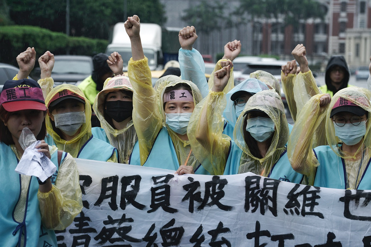 罷工中的長榮空服員在凱達格蘭大道舉行記者會，表示有空服員守困維也納，如果不簽不參與罷工聲明，就無法返台。她們高喊：「長榮空服員被關維也納，請蔡總統打破長榮威權」口號，走向總統府陳情。 圖：張良一/攝