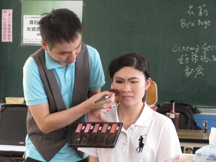 化妝可以讓自己更有自信也更有氣色，不過，民眾在購買化妝品時也要注意標示。 圖：嘉義市政府/提供