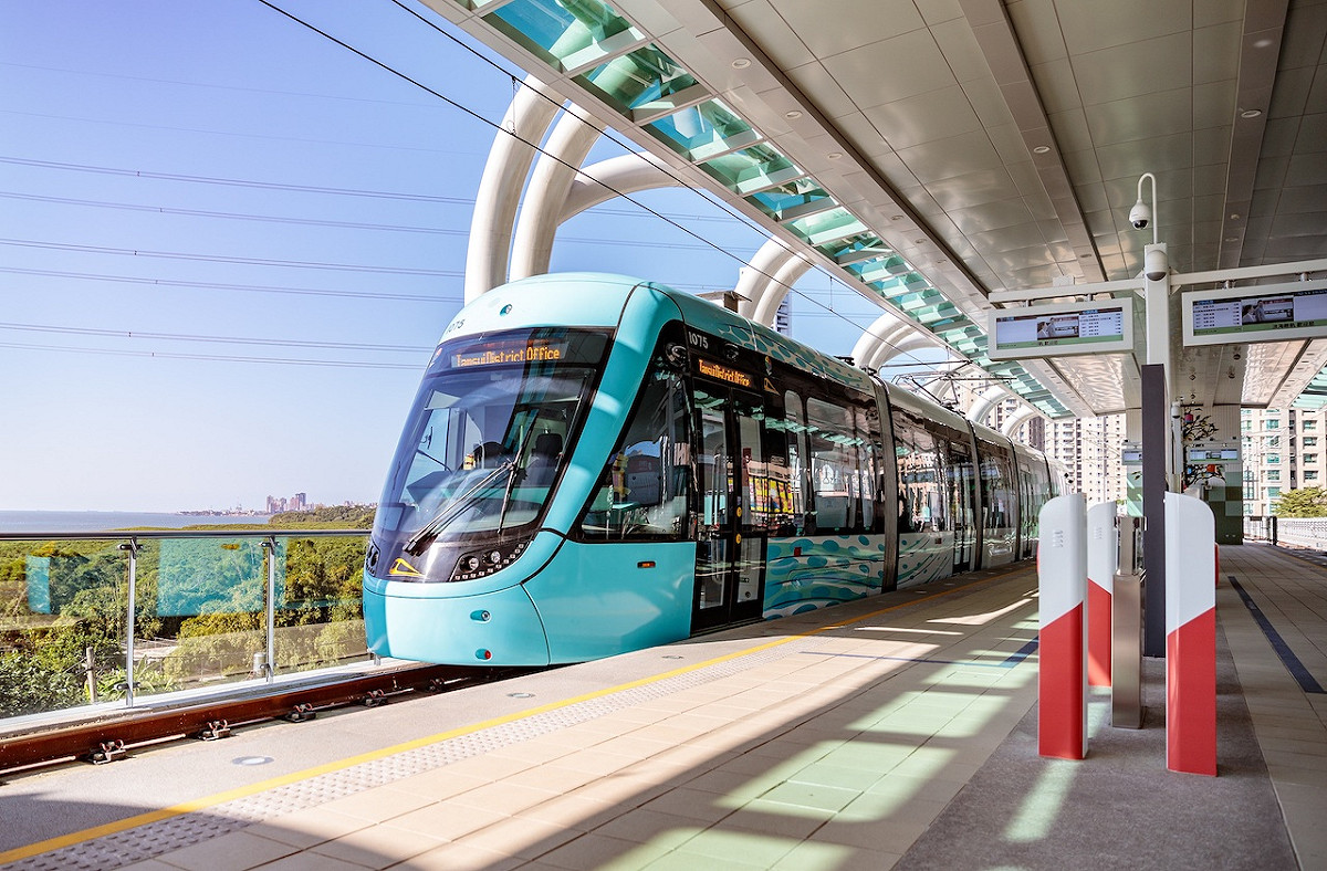 淡海輕軌自去年12月24日通車以來，北台灣第一條輕軌加上全線各站由知名藝術家幾米量身訂做的公共藝術作品，儼然成為淡水地區最熱門的景點之一。 圖：新北捷運公司/提供