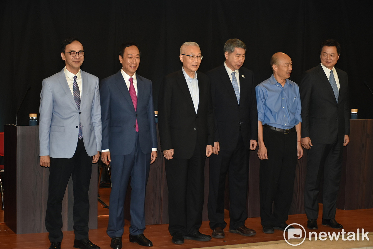 國民黨政見發表會高雄場，五候選人會前與黨主席吳敦義合照。 圖：孫家銘/攝