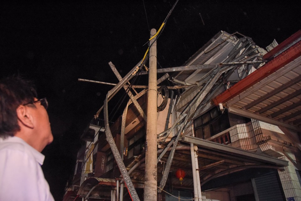 屏東縣南洲、林邊昨天（1日）發生威力驚人的龍捲風，道路一片狼藉，路樹倒塌、鐵皮屋被掀起掉落在路旁。 圖：取自潘孟安臉書