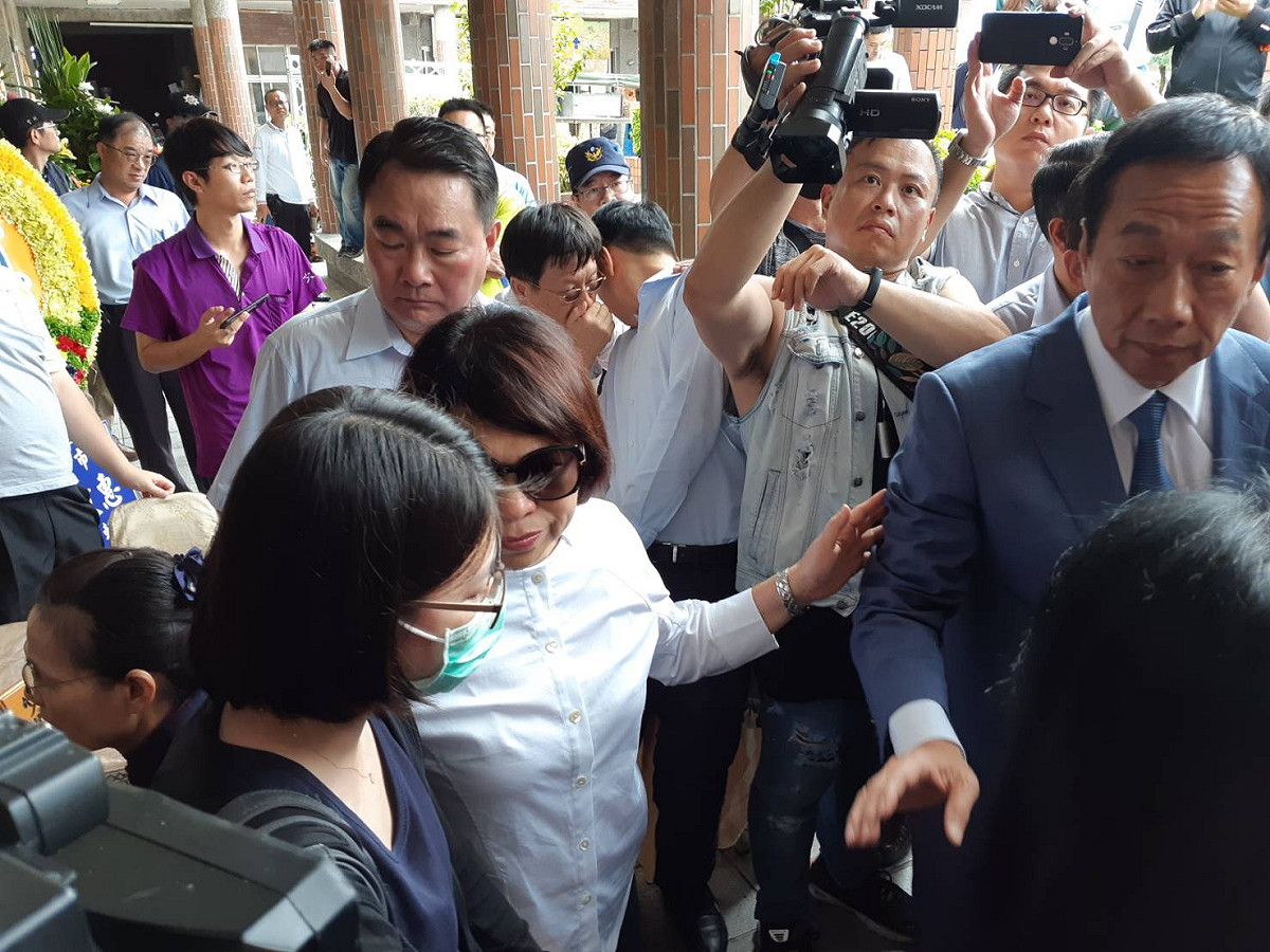 前鴻海董事長郭台銘前往慰問李承翰家屬，圖左戴口罩為李承翰姊姊。 圖：蔡坤龍/攝