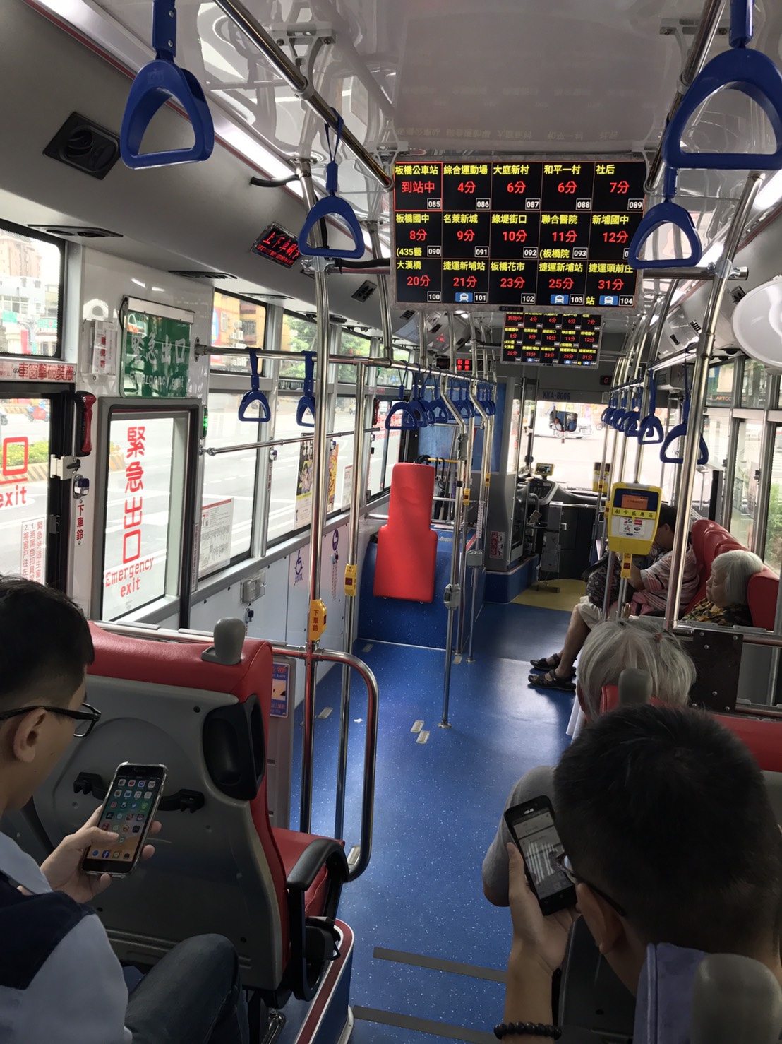 新北市政府表示，公車內設置有LCD螢幕，顯示行經站牌及預估到站的時間，提供車上乘客「即將到達站位」、「各站預約下車狀況」、「預計到達時間」等資訊。 圖：新北市政府/提供