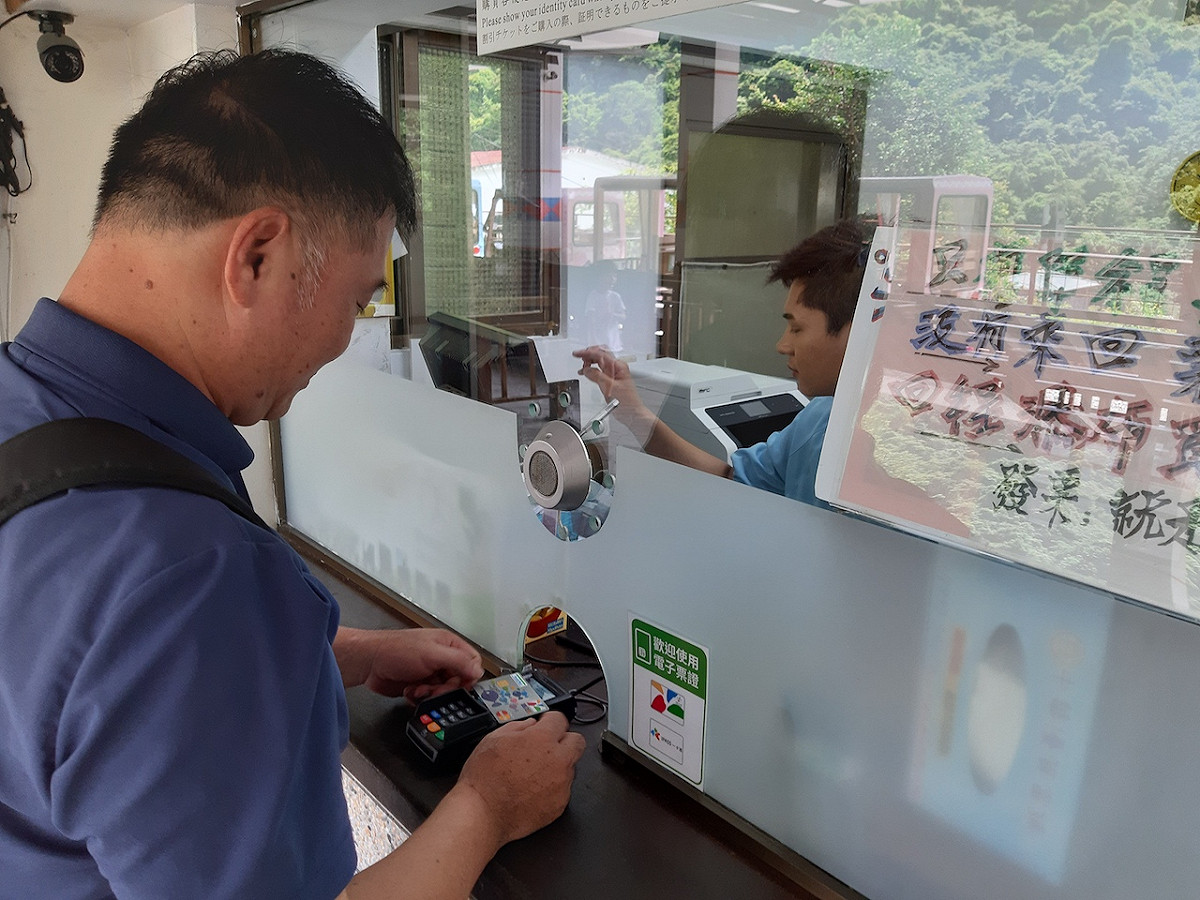 民眾於烏來台車使用悠遊卡付費購票 圖：林務局/提供