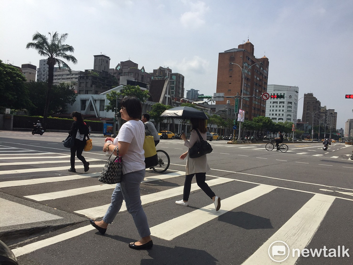 台北市盆地、桃園市都為橙色燈號，有連續3天出現攝氏36度高溫的機率。 圖：閻芝霖／攝