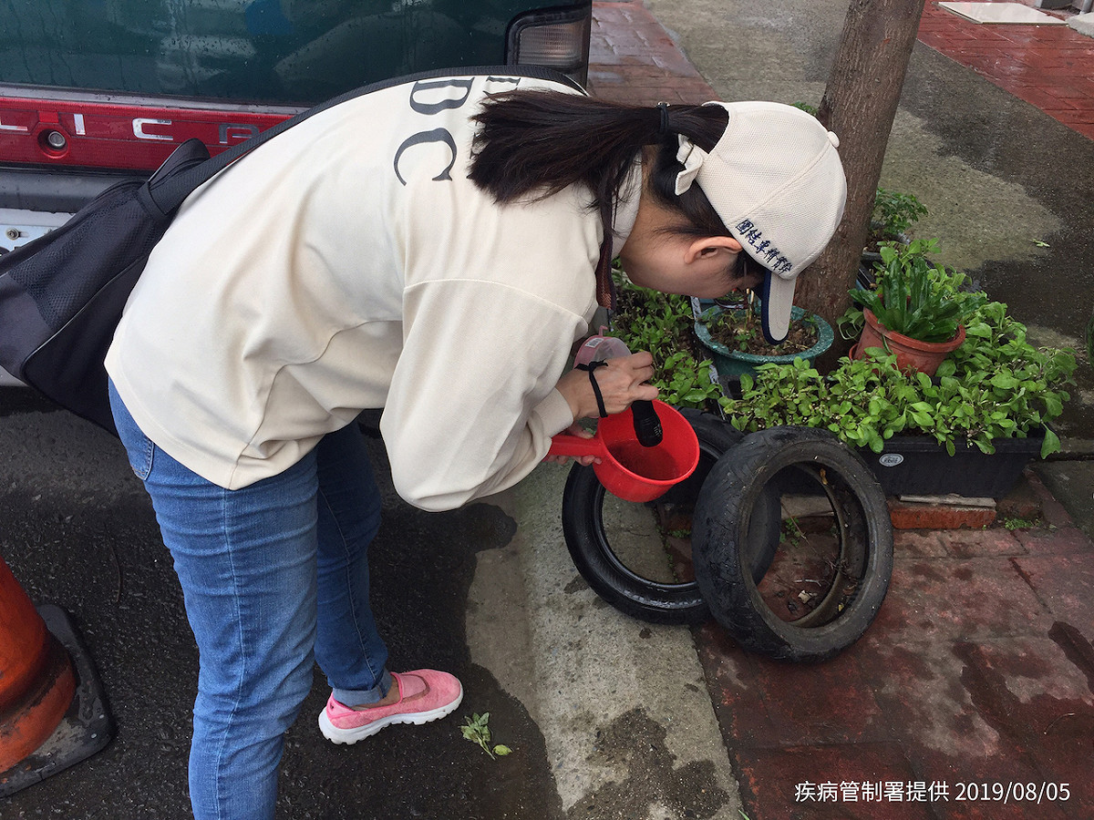 疾管署呼籲，本周受颱風外圍環流影響，部分地區將有大雨發生，民眾雨後請加強落實「巡、倒、清、刷」 圖：衛福部疾病管制署/提供