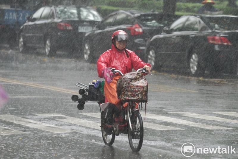 連日受到西南風影響，台中以南有局部短時強降雨現象 圖：張良一/攝
