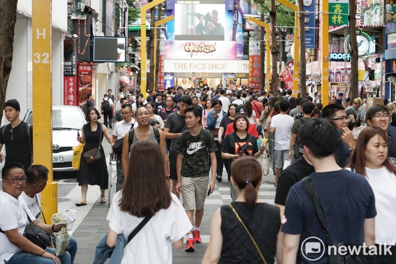 台北市西門町街頭，湧現許多因颱風假而受惠，出門放鬆的民眾。 圖：張良一/攝