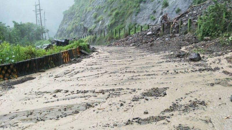 高雄市受大雨影響，台29線臨11便道3.2 k（雙連堀路段），因邊坡坍方土石泥流造成道路阻斷。 圖：公路總局第三養護處甲仙工務段/提供