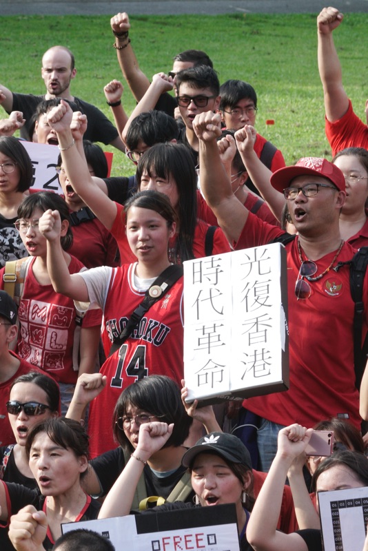 超過三百位民眾在華山草原排出FREE HONG KONG字樣，並喊出Free Hong Kong 、護民主、撐香港、挺民主等口號，聲援香港反送中運動。 圖：張良一/攝