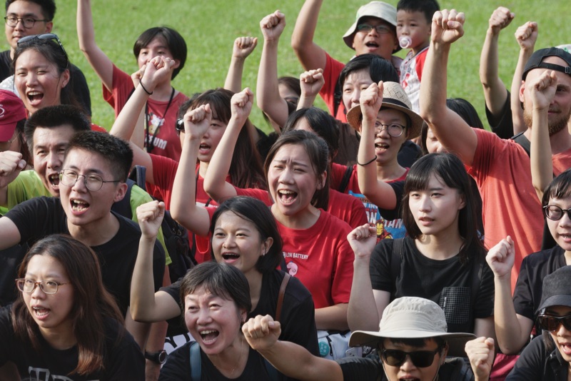 超過三百位民眾在華山草原排出FREE HONG KONG字樣，並喊出Free Hong Kong 、護民主、撐香港、挺民主等口號，聲援香港反送中運動。 圖：張良一/攝