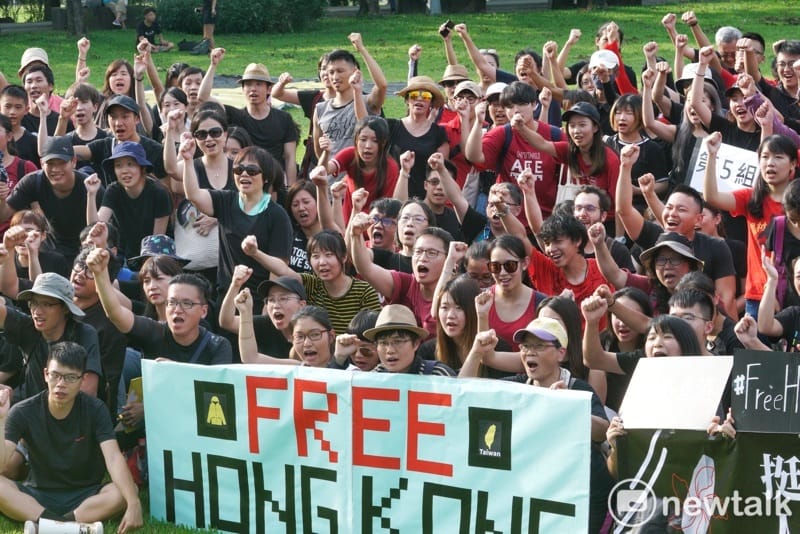 超過三百位民眾在華山草原排出FREE HONG KONG字樣，並喊出Free Hong Kong 、護民主、撐香港、挺民主等口號，聲援香港反送中運動。 圖：張良一/攝