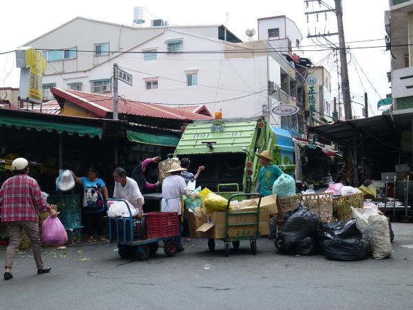 台南垃圾車行動app已正式上線，民眾可透過手機定位不，查詢附近清運點清運時間 圖：取自台南市議會