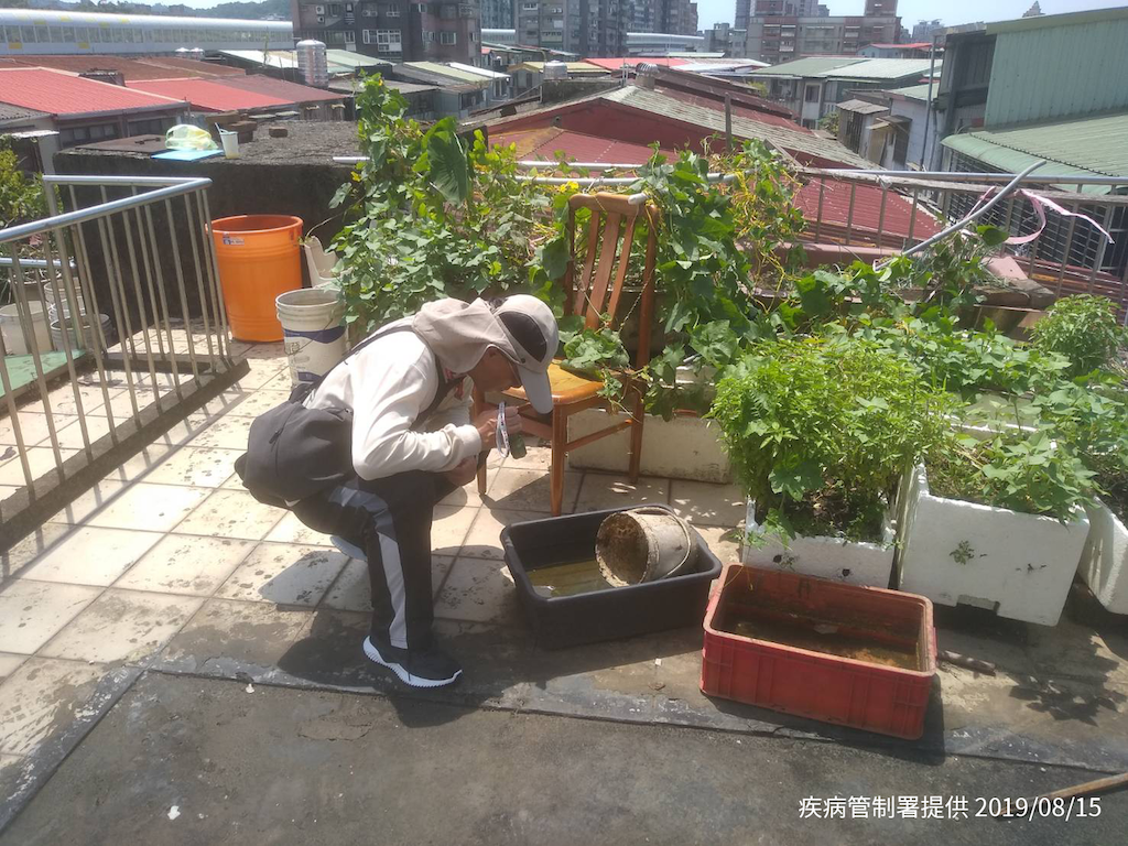 新北市衛生局確診前已完成疫情調查及住家周遭環境密調孳清、戶內及住家戶外半徑200公尺噴消孳清等緊急防治作為 圖：衛福部疾病管制署/提供