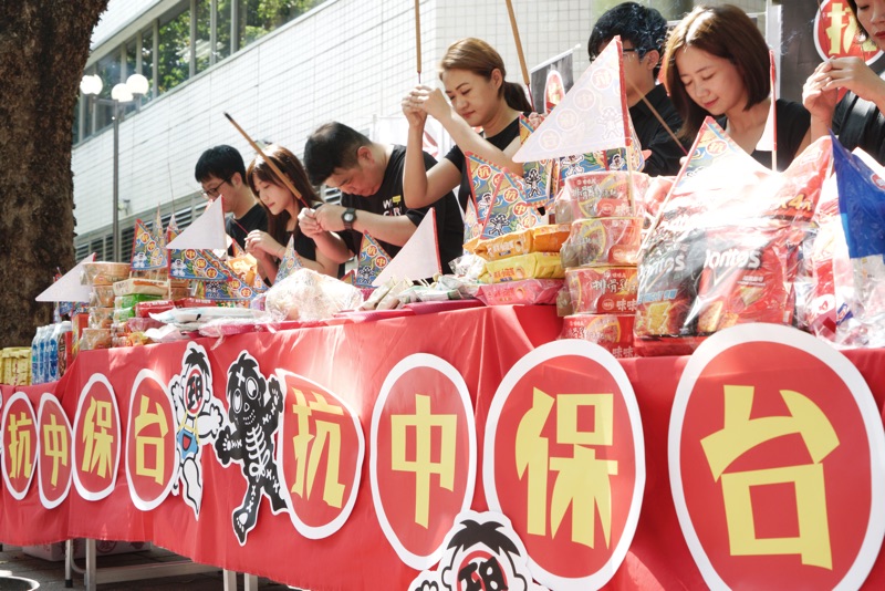 十多位跨黨派、跨縣市市議員上午在NCC前舉辦「中元普渡踩紅媒改普渡NCC NCC普渡」活動，宣誓成立跨黨派跨縣市的「抗中保台踩紅媒大聯盟」，並發表聯盟宣言，要求NCC還給人民下架紅媒的權利。 圖：張良一/攝