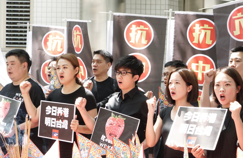 十多位跨黨派、跨縣市市議員上午在NCC前舉辦「中元普渡踩紅媒改普渡NCC NCC普渡」活動，宣誓成立跨黨派跨縣市的「抗中保台踩紅媒大聯盟」，並發表聯盟宣言，要求NCC還給人民下架紅媒的權利。 圖：張良一/攝