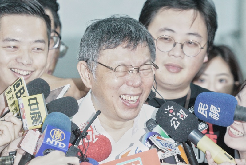 郭台銘出給柯文哲的第一道考題，就是切割蔡衍明。 圖：張良一/攝（資料照片）