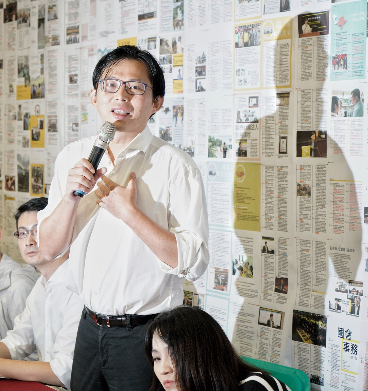 時代力量立委黃國昌辦公室主任賴嘉倫參選立委記者會，黃國昌陪同出席。 圖：張良一/攝