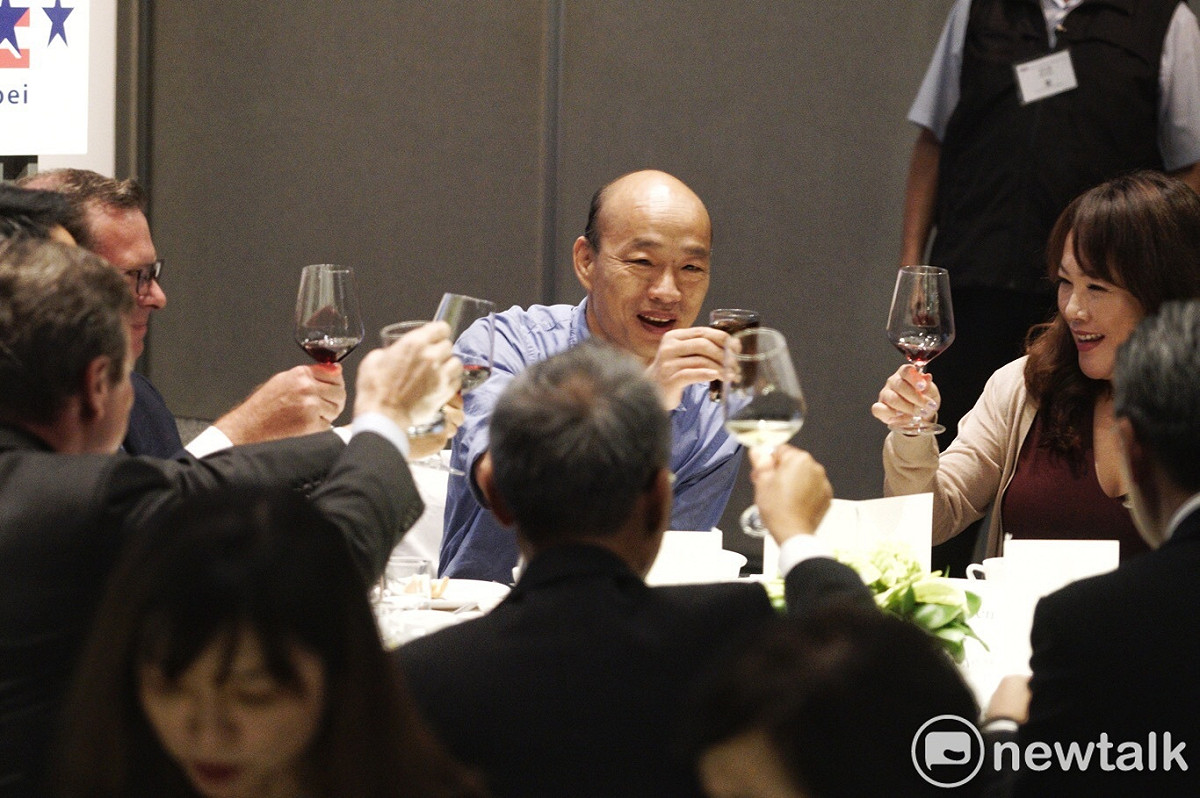 高雄市長韓國瑜美國商會演講前餐敍，別人喝紅酒、白酒，韓國瑜刻意喝可樂。 圖：張良一/攝