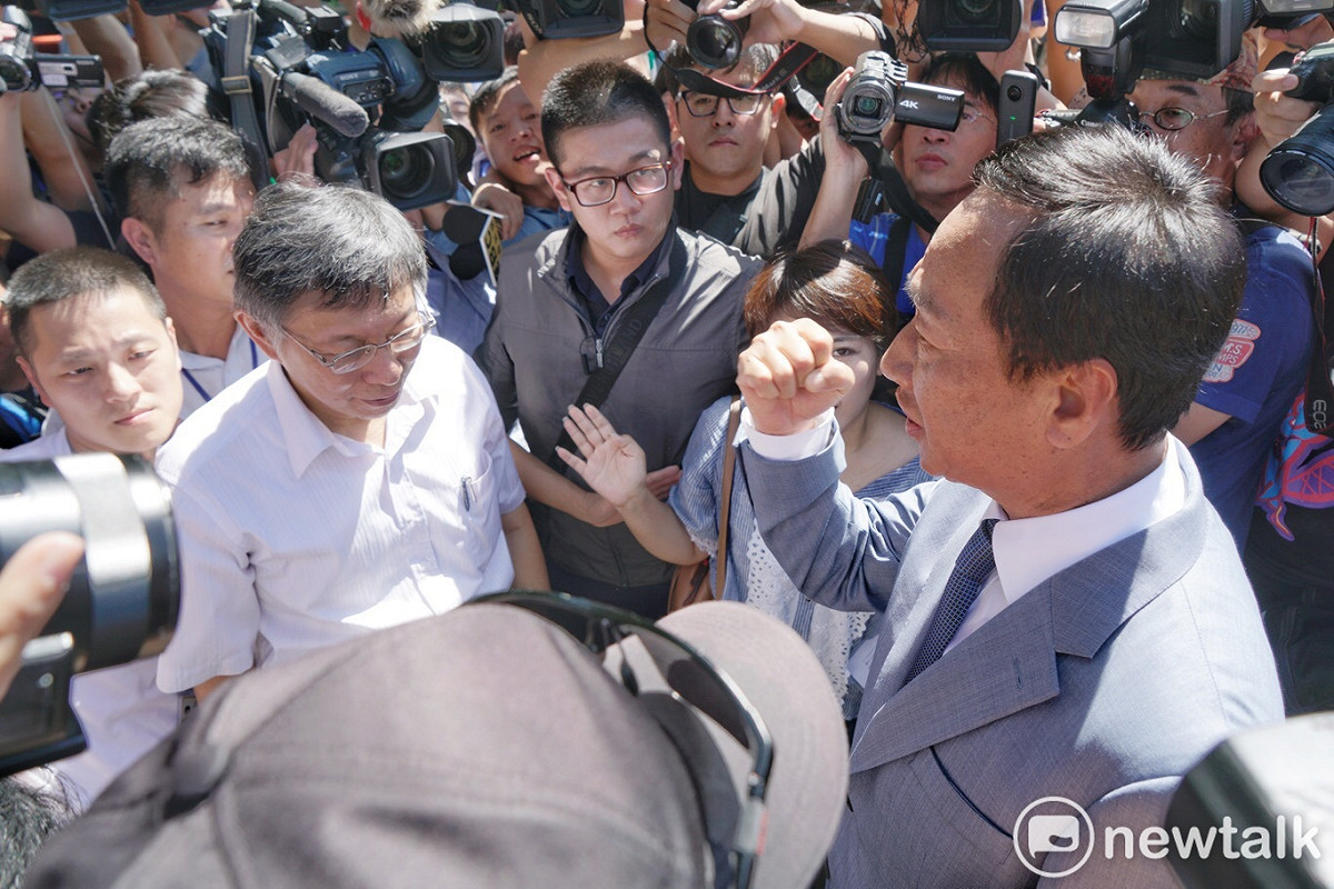 台北市長柯文哲與鴻海創辦人郭台銘。 圖：張良一 / 攝（資料照片）