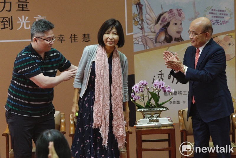 行政院長蘇貞昌在行政院頒發金鼎獎特別貢獻獎給兒童文學作家幸佳慧。 圖：張良一/攝
