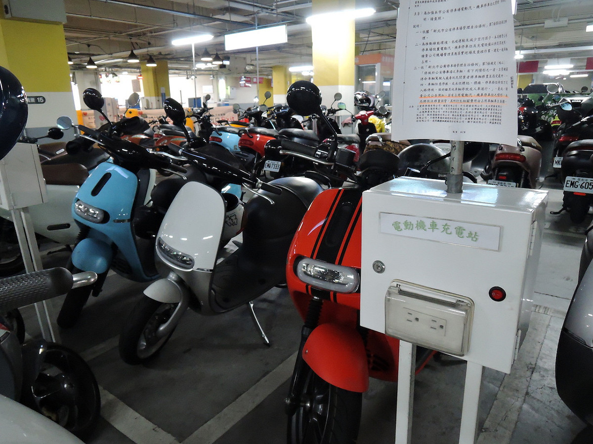 新北市公有停車場將自今年9月1日起，電動車停車位調整為停車收費、充電免費。 圖：新北市政府/提供