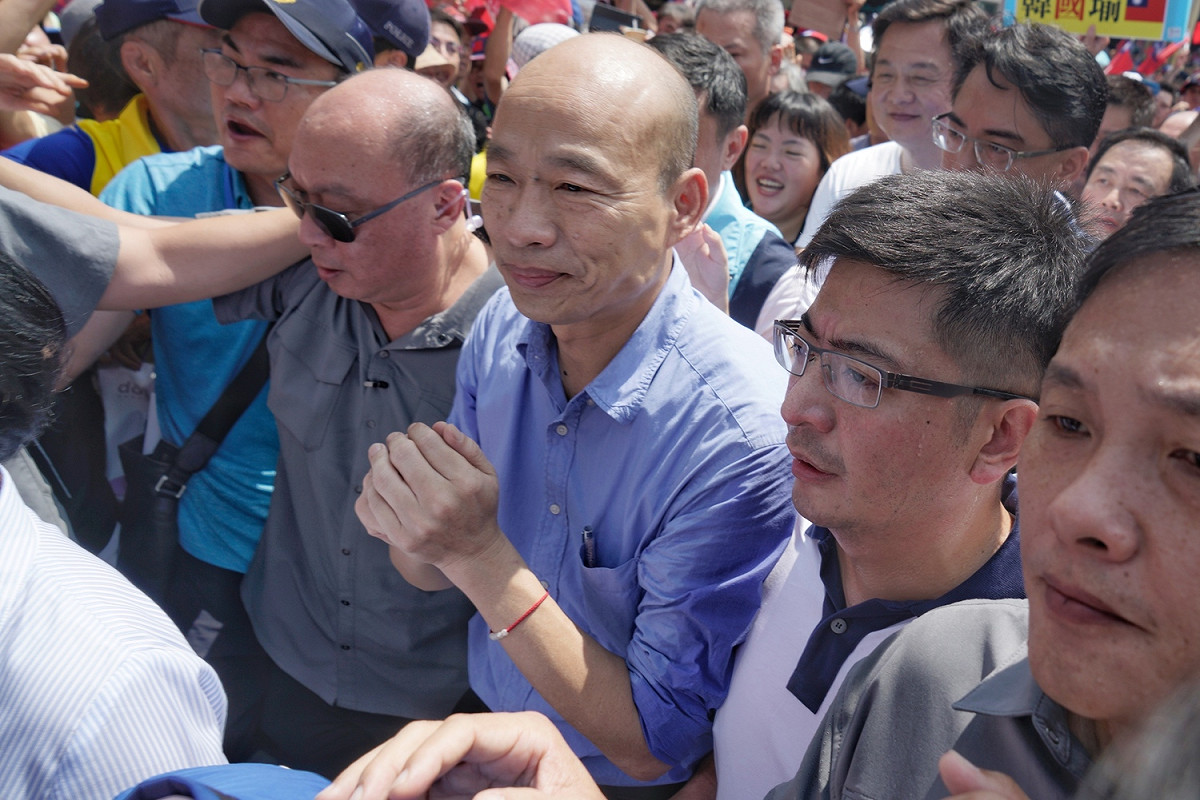 韓國瑜到彰化參拜多個宮廟，希望能挽救直往下墜的民調。 圖：張良一/攝